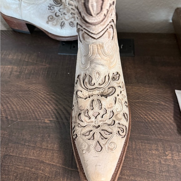 Embroidered Cream Western Cowgirl Boots - Picture 3 of 10
